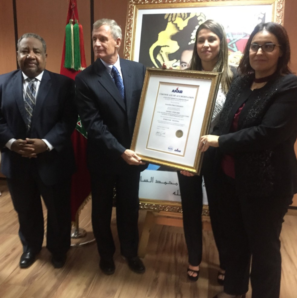 representatives of a laboratory receive an accreditation certificate